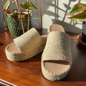 Over braided platform sandal in color natural.